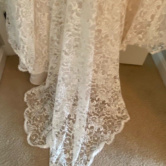 Brand new, never worn David’s Bridal Beaded Lace Wedding Gown in Ivory-Champagne - Picture 3 of 5
